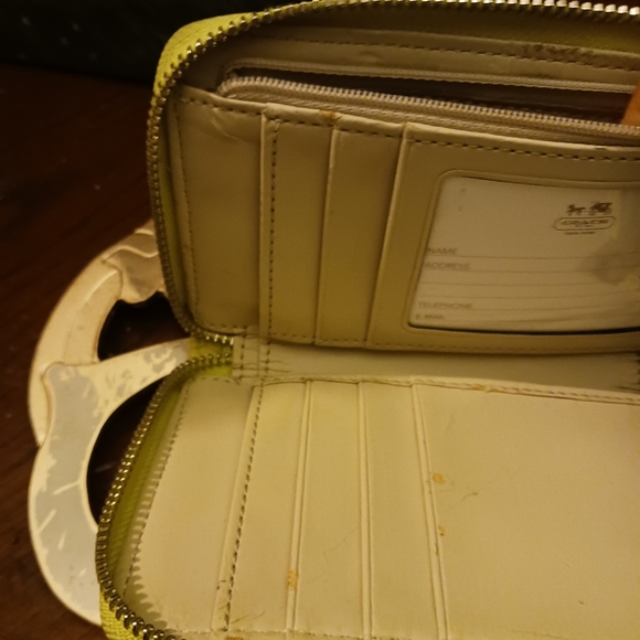 👛👜Coach wristlet - chartreuse in color  7 Parts Wallet,Patent Leather,Gift.🎁 - Picture 15 of 16